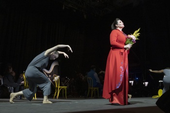 Chelsea Basler as Lola with dancer Michayla Kelly
