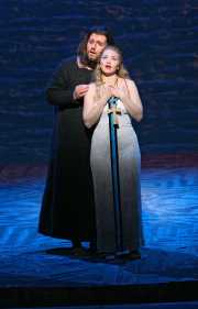 Baritone James Westman as Athanaël and soprano Kelly Kaduce as Thaïs, Thaïs, Boston Lyric Opera, 2006