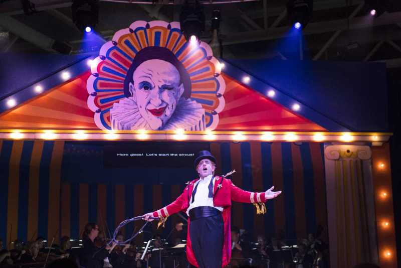 In the prologue to the on-stage action, Tonio (Michael Mayes, playing Taddeo) is dressed as the Ringmaster, and sets the scene in Boston Lyric Opera’s production of Ruggero Leoncavallo’s Pagliacci.