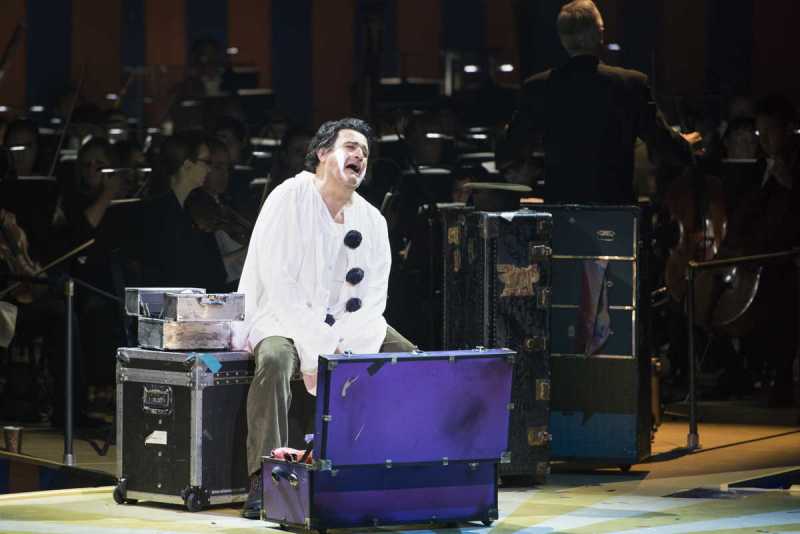 Rafael Rojas (Canio) prepares for the onstage performance as Pagliaccio, and sings the indelibly famous aria, <em>Vesti la giubbo</em> in Boston Lyric Opera’s production of Ruggero Leoncavallo’s Pagliacci.